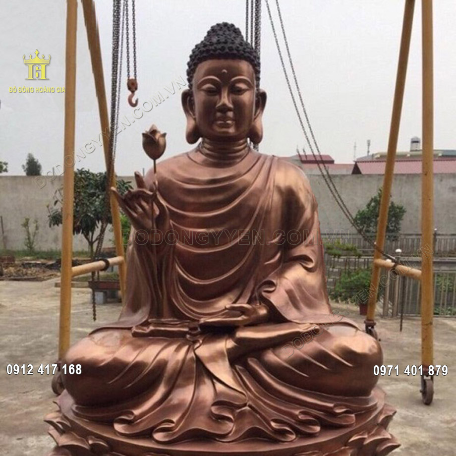 Gương mặt hiền từ m&agrave; v&ocirc; c&ugrave;ng uy nghi&ecirc;m của Ng&agrave;i được c&aacute;c nghệ nh&acirc;n chạm khắc v&ocirc; c&ugrave;ng sắc n&eacute;t v&agrave; tỉ mỉ